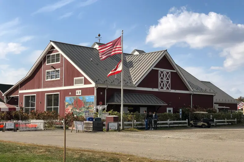 Autumn foliage at Terhune Orchards